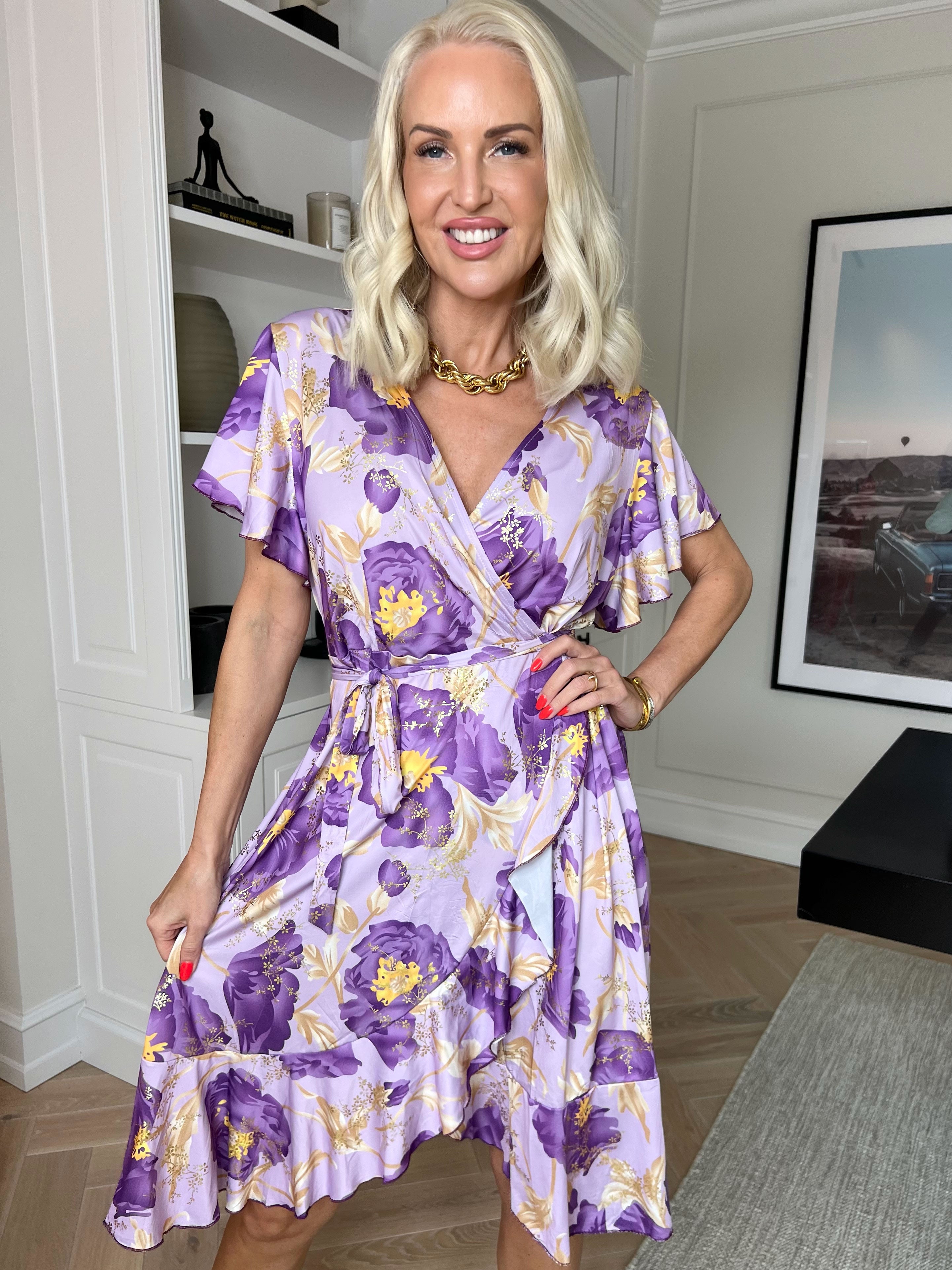 Savina Botanic S/S - Blommig stretchklänning med omlott och volangärmar